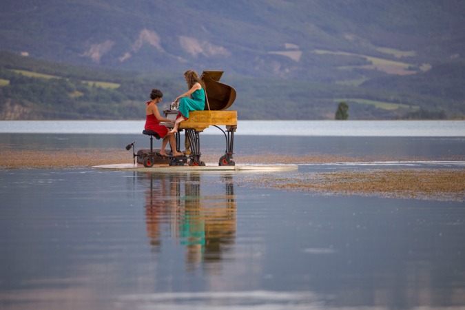 Chapuzón musical en el embalse de Alloz