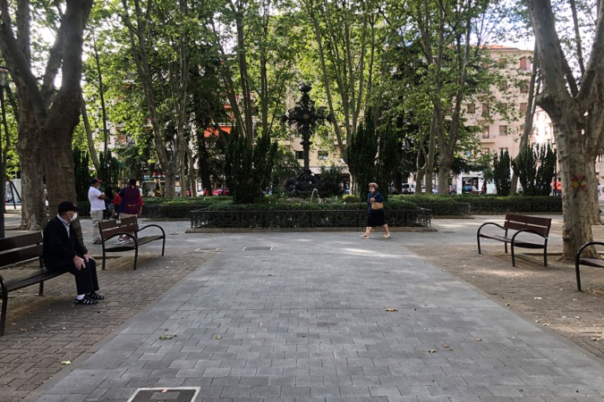 Dos bares instalarán terrazas en la plaza de la Cruz