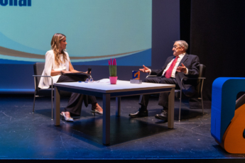 José Lainez, durante la entrevista que le realizó la presentadora, Paula Díaz Echalecu.