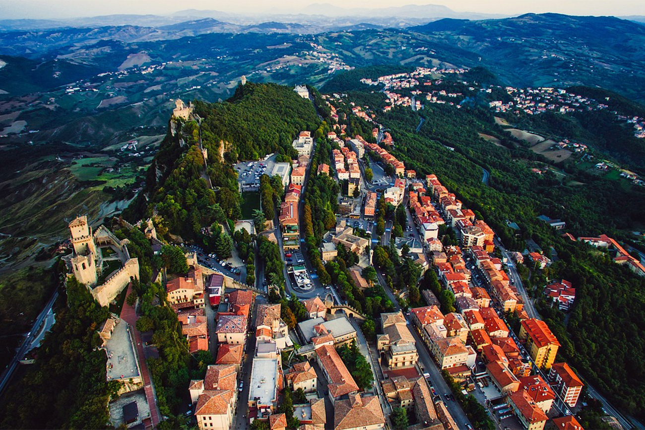 Situada en la cima del Monte Titano, a más de 755 metros de altitud, San Marino es un auténtico paraíso.