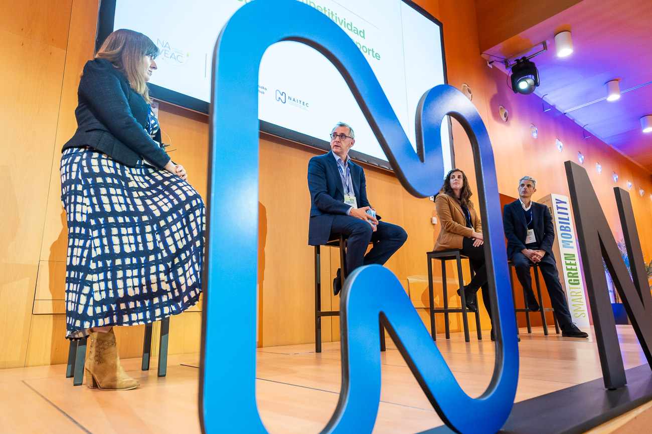 La sala de automoción albergó una mesa redonda que abordó el futuro de la competitividad europea del sector.