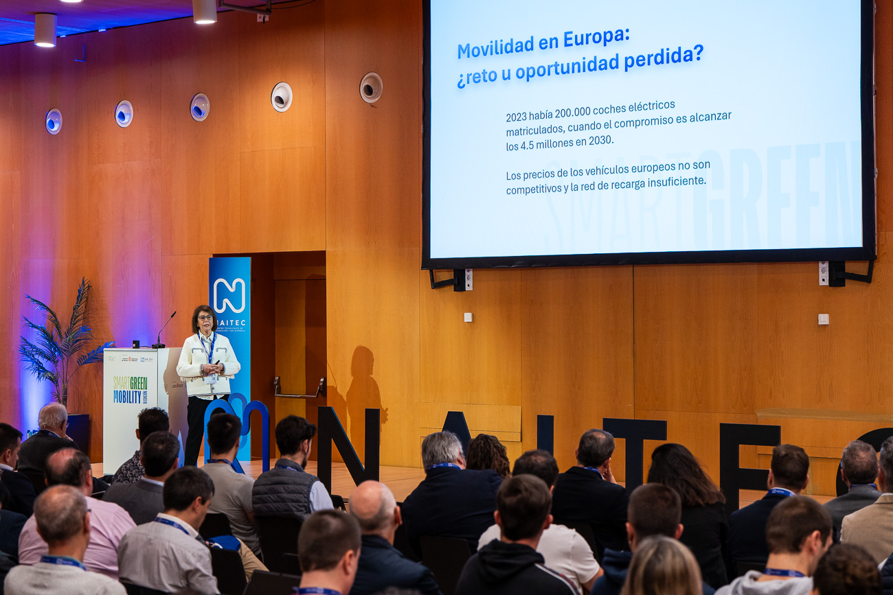 La directora general de NAITEC, Estibalitz Erauzquin, durante su intervención en la apertura del encuentro.