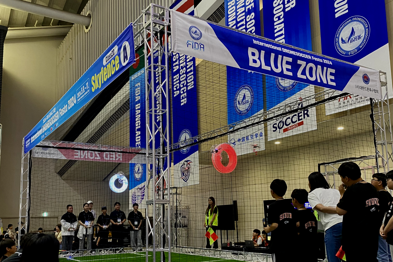 Las canchas de Drone Soccer comprenden una jaula, en la que se sitúan dos aros dentro y los drones se introducen dentro para marcar. 