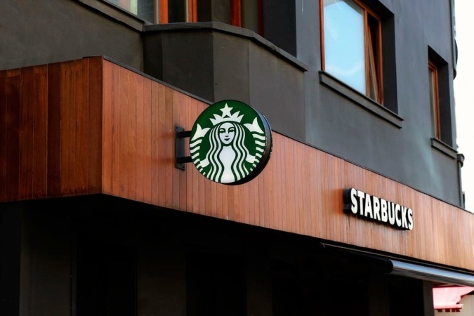 La firma navarra iSiMAR amueblará terrazas de Starbucks