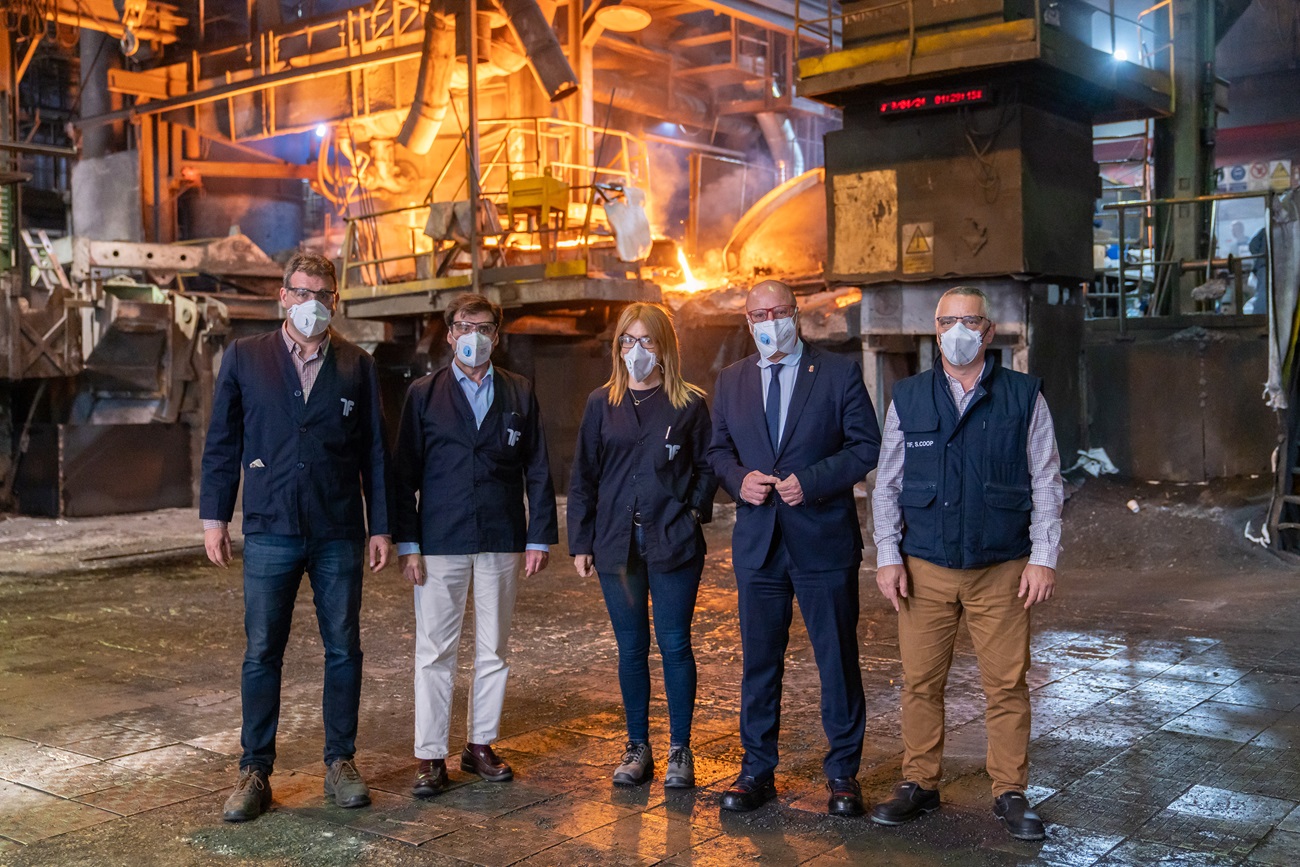 Tras el acto, los representantes de la empresa y el consejero Gimeno realizaron un recorrido guiado por las instalaciones.