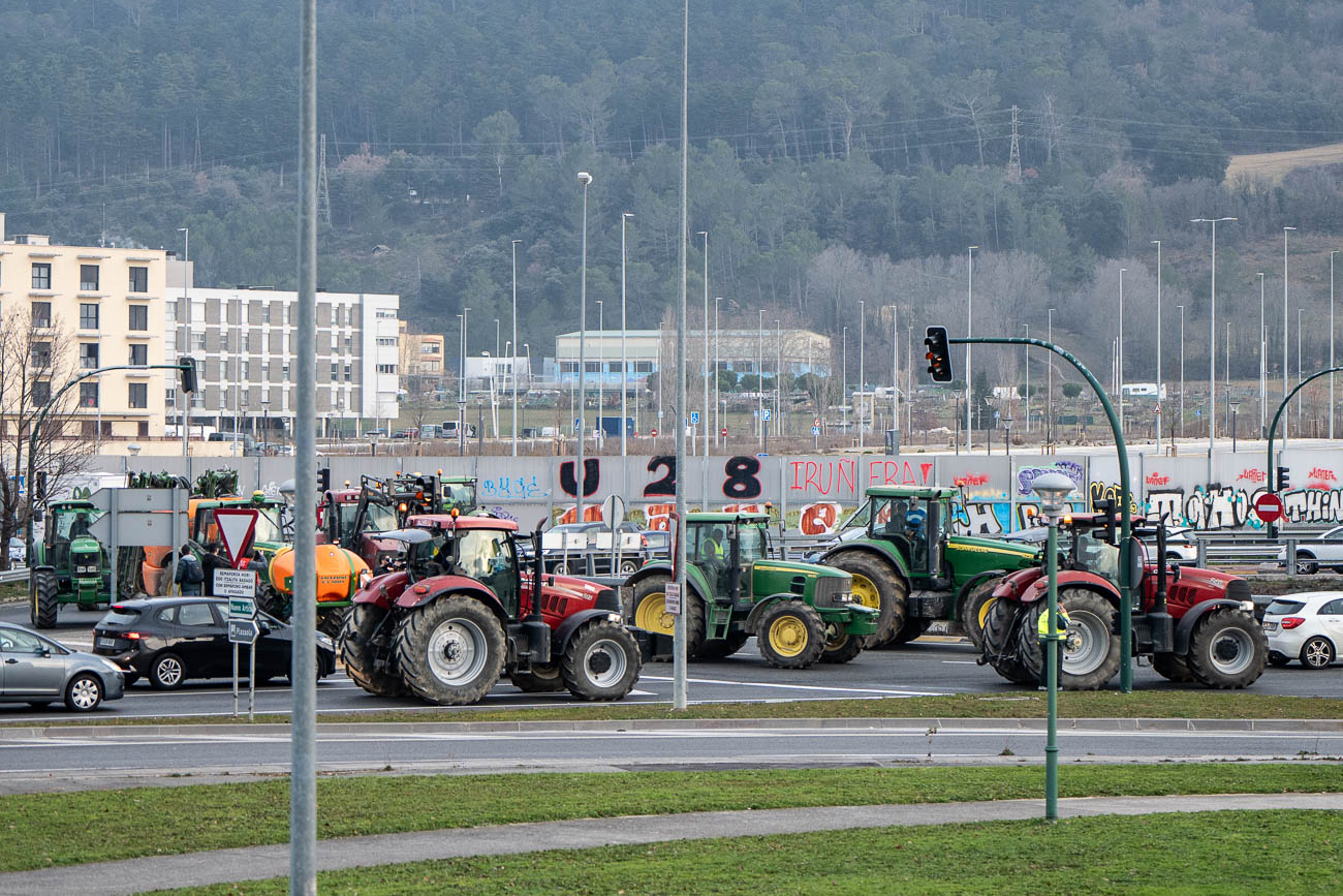 Según las primeras estimaciones de los convocantes, más de 500 tractores han salido a las carreteras navarras este martes.