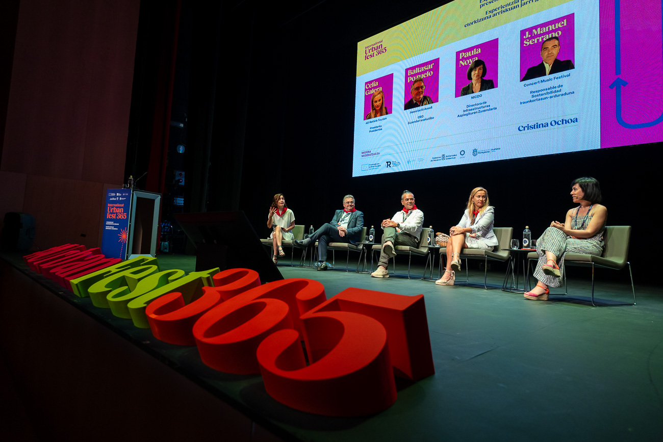 Cristina Ochoa (moderadora), Baltasar Pozuelo, José Manuel Serrano, Celia Galera y Paula Noya.