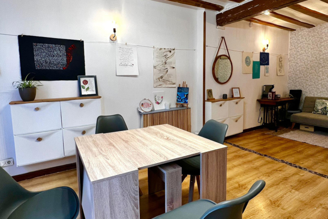 La original academia de caligrafía que enseña a escribir con alma y tinta en Pamplona