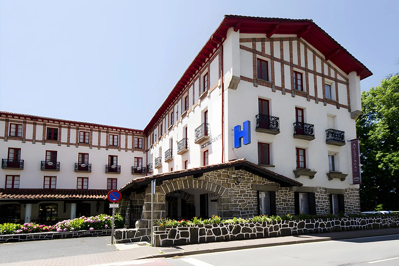 El Hotel Ayestarán, situado en Lekunberri, organiza cluedos para sumergir a sus huéspedes en un clima de tensión.