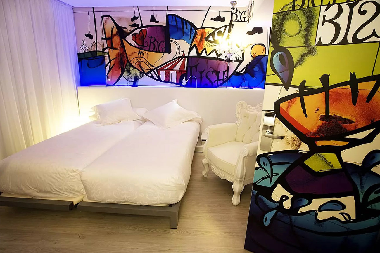 El Hotel DormirDCine de Madrid está decorado con murales y grafitis inspirados en películas, actores y directores de cine.