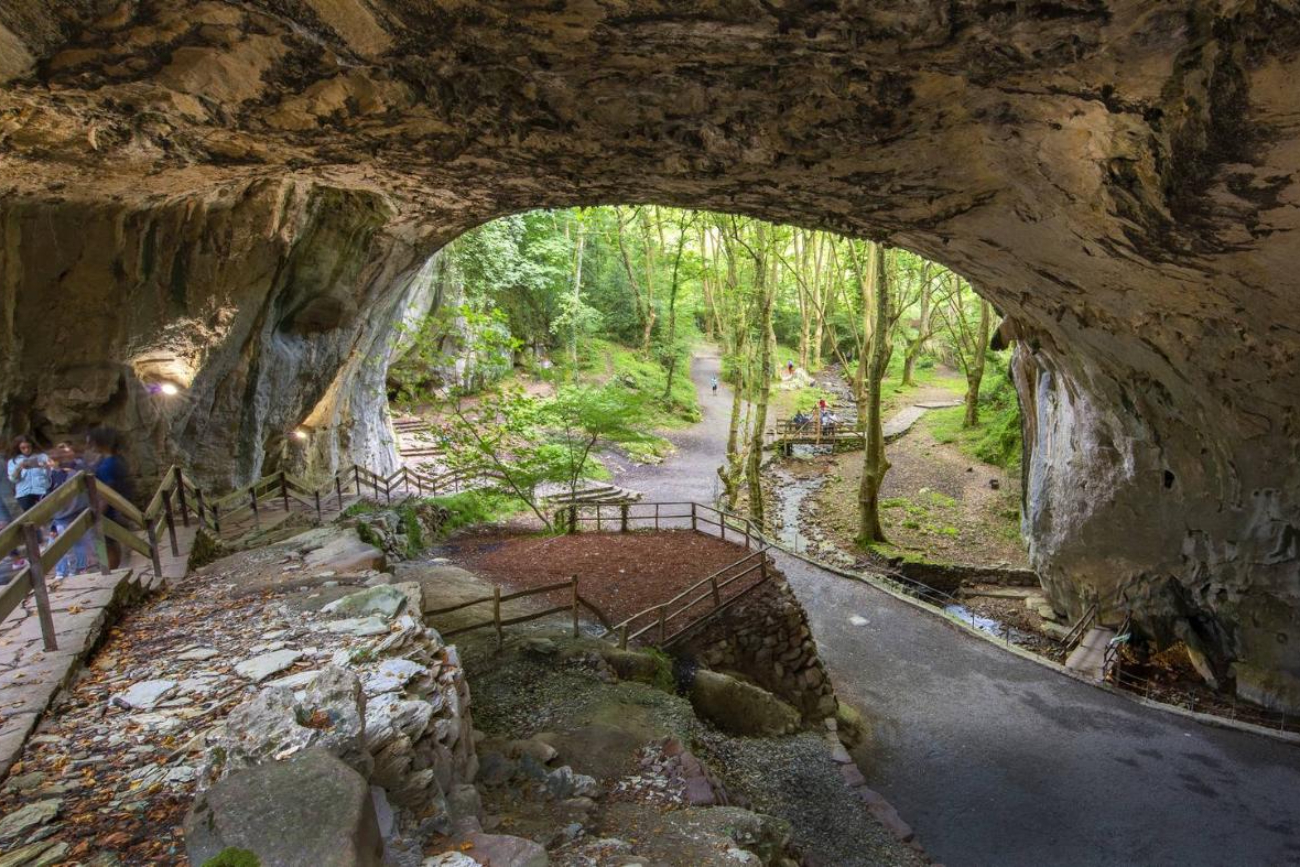 Las Cuevas de Zurragamurdi se ubican a más de 500 metros de la localidad ubicada en la comarca del Baztán.